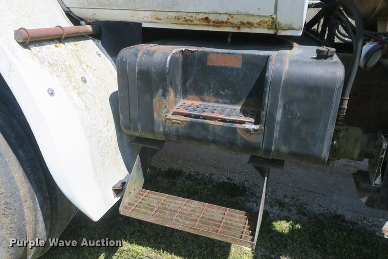 image for item DF5122 1983 GMC 7000 slurry truck