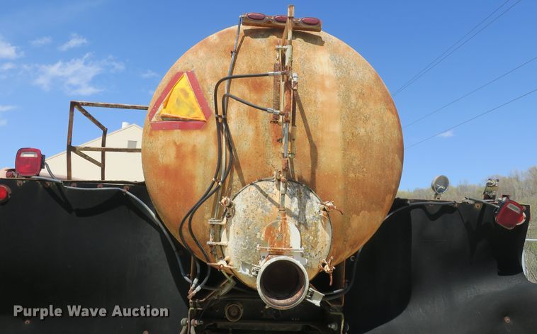 image for item DF5122 1983 GMC 7000 slurry truck