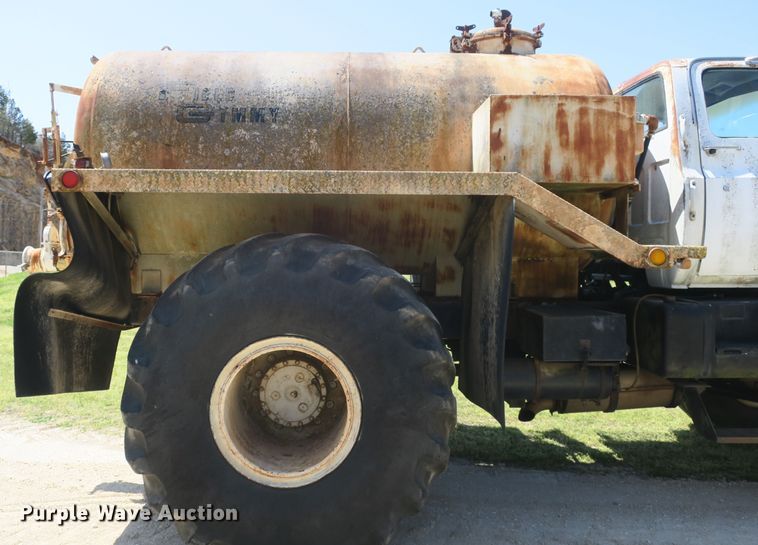 image for item DF5122 1983 GMC 7000 slurry truck
