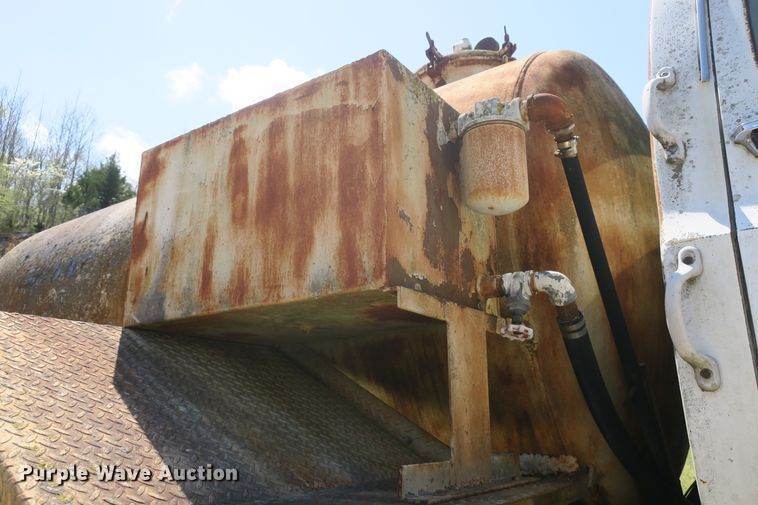 image for item DF5122 1983 GMC 7000 slurry truck