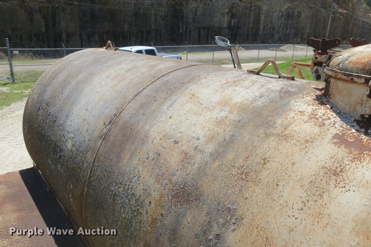 image for item DF5122 1983 GMC 7000 slurry truck