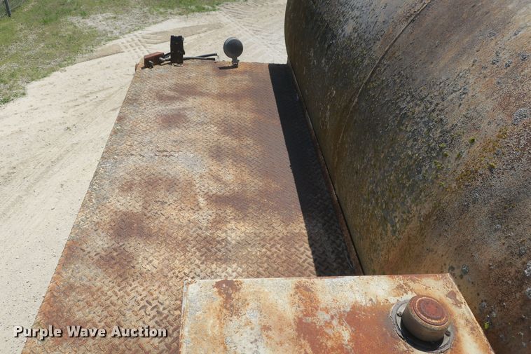 image for item DF5122 1983 GMC 7000 slurry truck