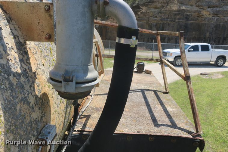 image for item DF5122 1983 GMC 7000 slurry truck