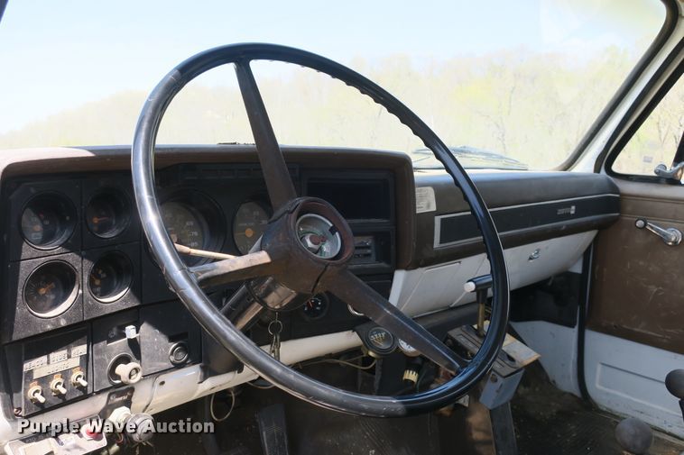 image for item DF5122 1983 GMC 7000 slurry truck