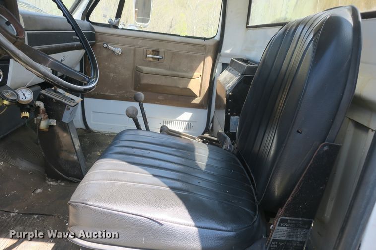 image for item DF5122 1983 GMC 7000 slurry truck