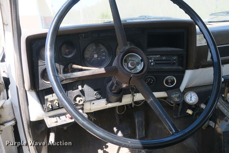 image for item DF5122 1983 GMC 7000 slurry truck