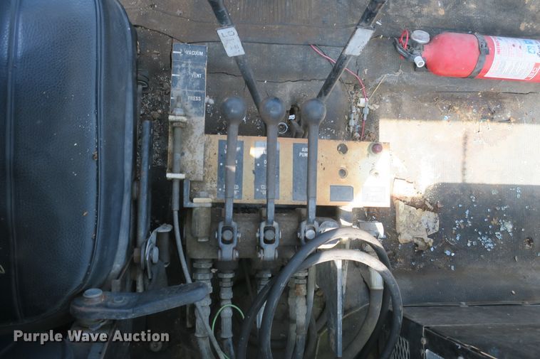 image for item DF5122 1983 GMC 7000 slurry truck