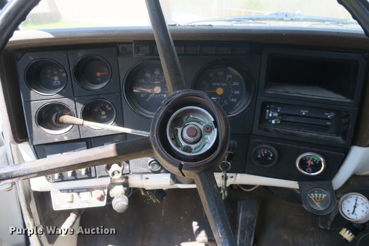 image for item DF5122 1983 GMC 7000 slurry truck