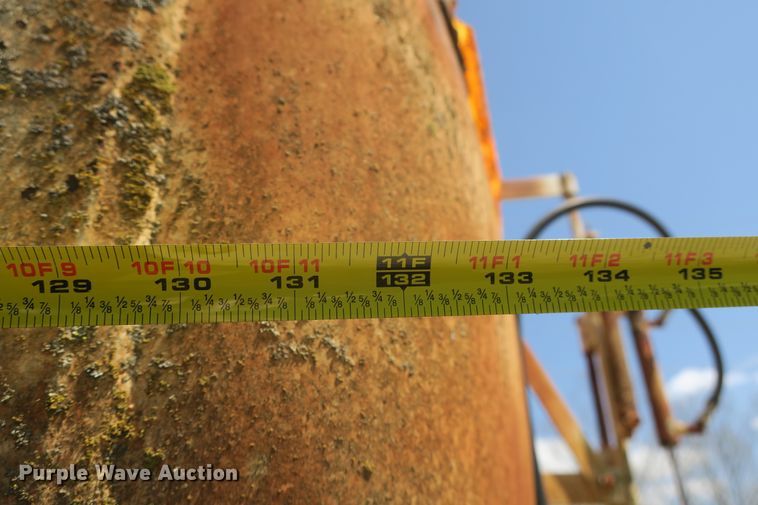 image for item DF5122 1983 GMC 7000 slurry truck