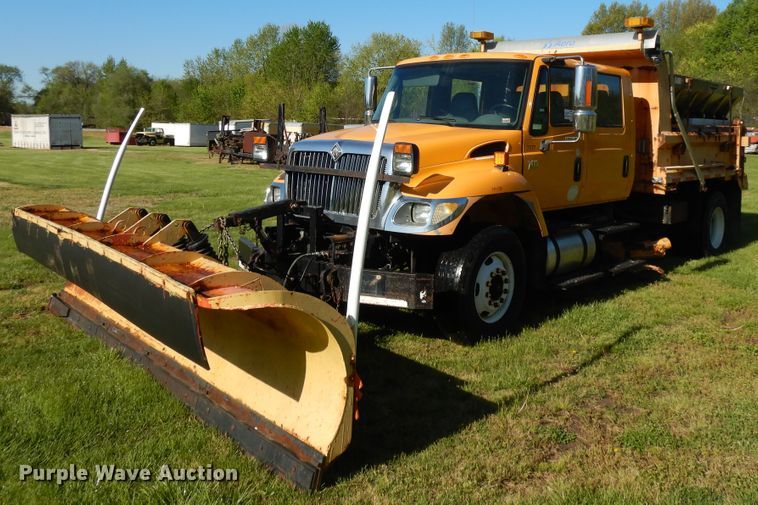 image for item DF6081 2006 International 7400 Crew Cab dump truck