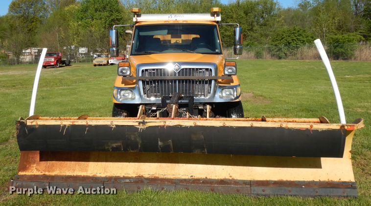 image for item DF6081 2006 International 7400 Crew Cab dump truck