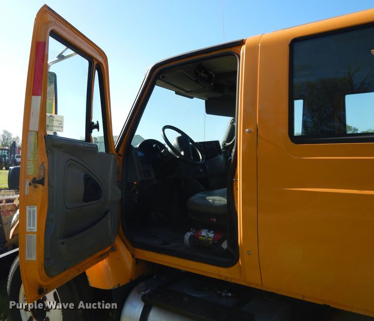 image for item DF6081 2006 International 7400 Crew Cab dump truck