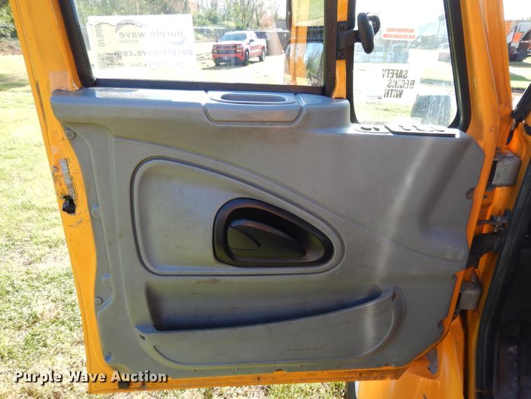 image for item DF6081 2006 International 7400 Crew Cab dump truck