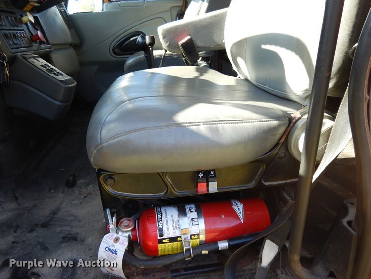 image for item DF6081 2006 International 7400 Crew Cab dump truck