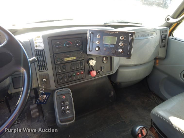 image for item DF6081 2006 International 7400 Crew Cab dump truck