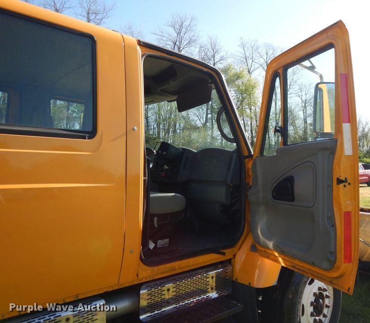 image for item DF6081 2006 International 7400 Crew Cab dump truck