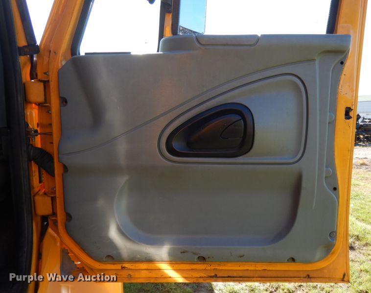 image for item DF6081 2006 International 7400 Crew Cab dump truck