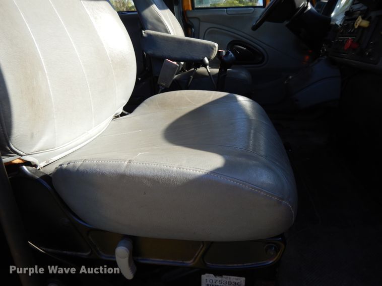 image for item DF6081 2006 International 7400 Crew Cab dump truck