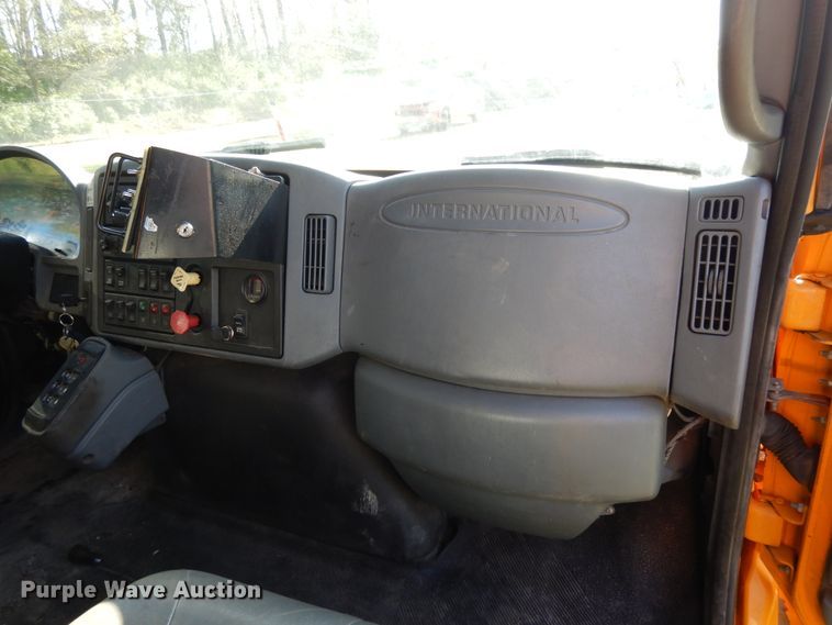 image for item DF6081 2006 International 7400 Crew Cab dump truck