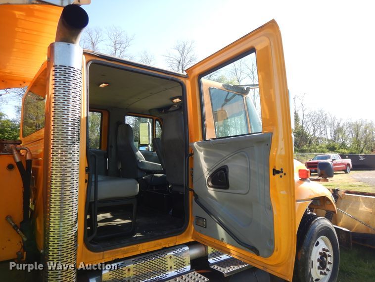 image for item DF6081 2006 International 7400 Crew Cab dump truck