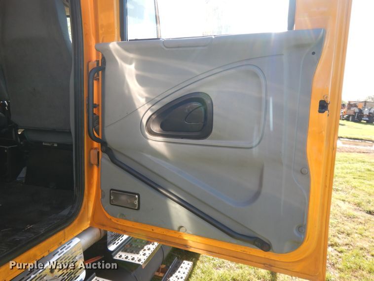 image for item DF6081 2006 International 7400 Crew Cab dump truck