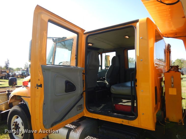 image for item DF6081 2006 International 7400 Crew Cab dump truck