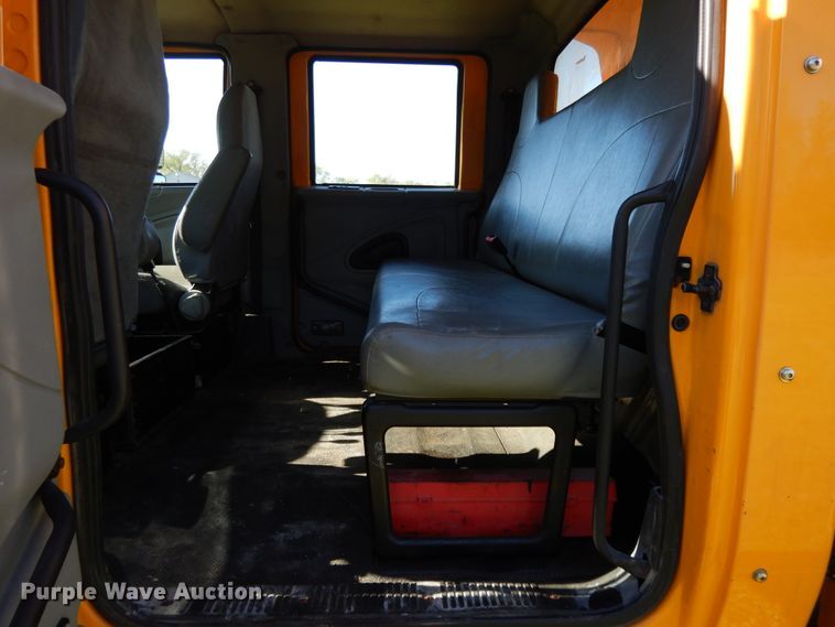 image for item DF6081 2006 International 7400 Crew Cab dump truck