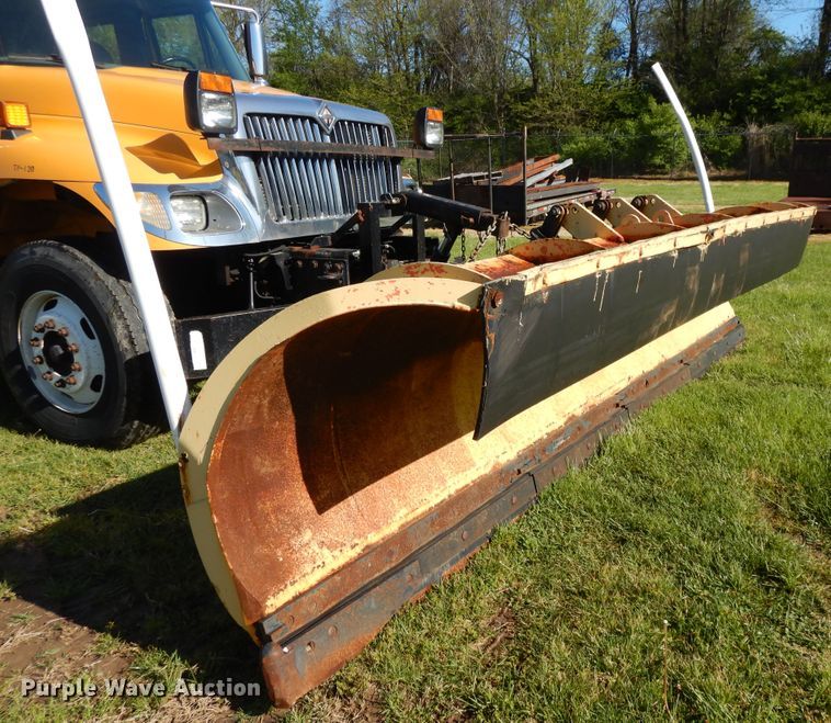 image for item DF6081 2006 International 7400 Crew Cab dump truck