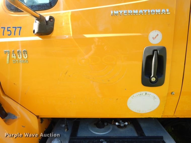 image for item DF6081 2006 International 7400 Crew Cab dump truck