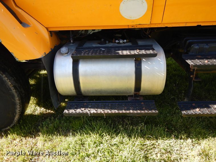 image for item DF6081 2006 International 7400 Crew Cab dump truck