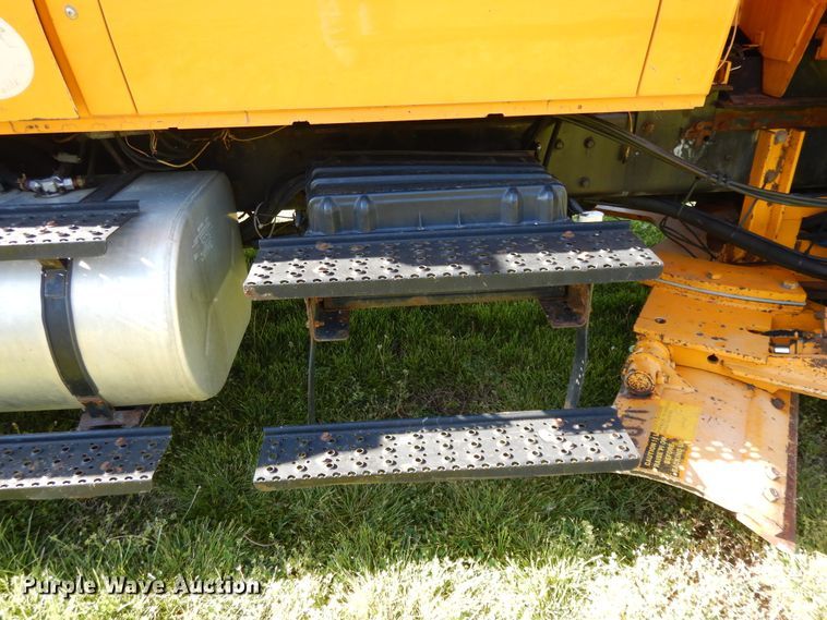 image for item DF6081 2006 International 7400 Crew Cab dump truck