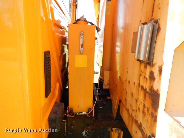 image for item DF6081 2006 International 7400 Crew Cab dump truck