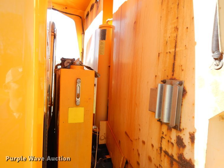 image for item DF6081 2006 International 7400 Crew Cab dump truck