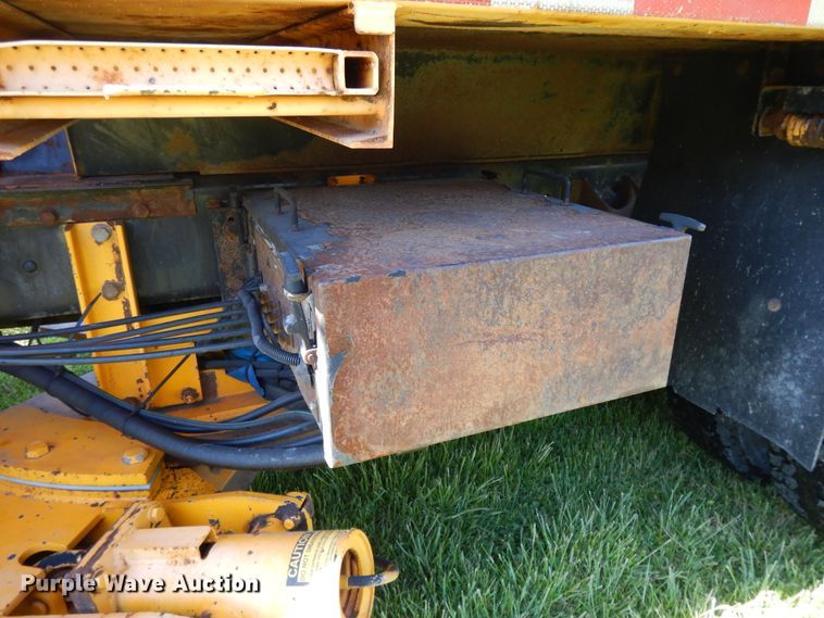 image for item DF6081 2006 International 7400 Crew Cab dump truck