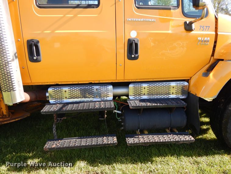 image for item DF6081 2006 International 7400 Crew Cab dump truck