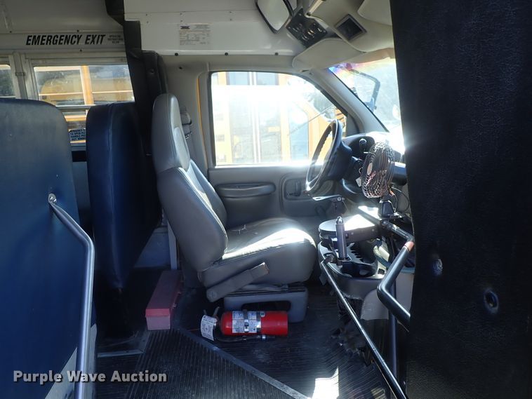 image for item DG3092 2000 GMC Savana G3500 Thomas school bus