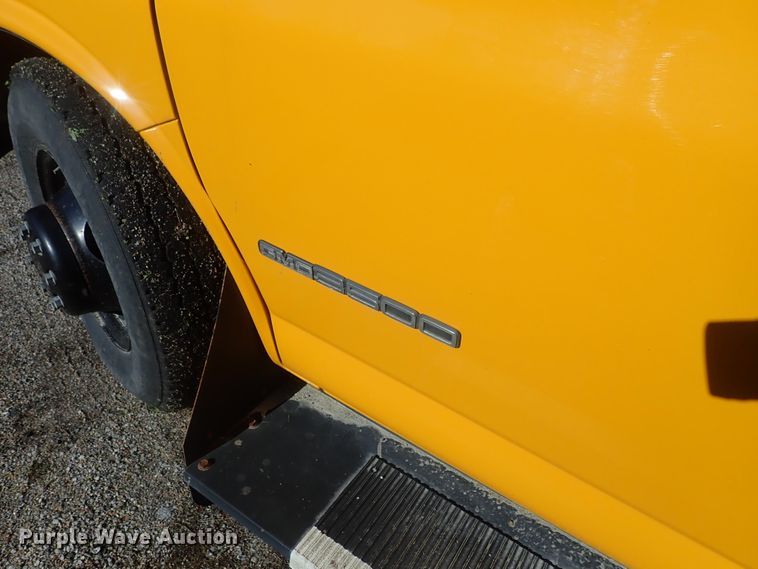 image for item DG3092 2000 GMC Savana G3500 Thomas school bus