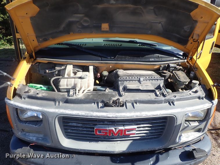 image for item DG3092 2000 GMC Savana G3500 Thomas school bus