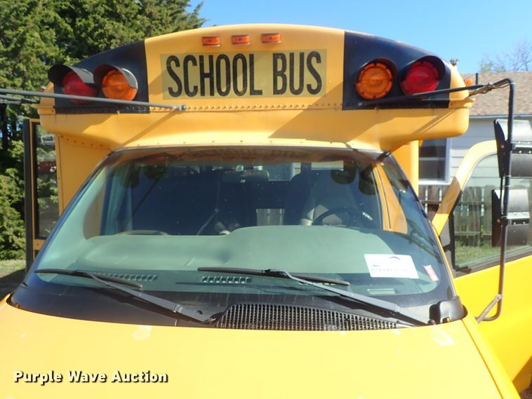 image for item DG3092 2000 GMC Savana G3500 Thomas school bus