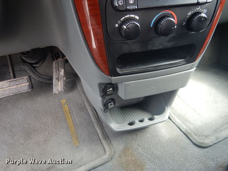 image for item DG5955 2007 Chrysler Town & Country  van