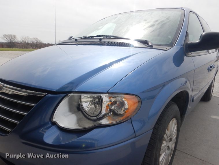 image for item DG5955 2007 Chrysler Town & Country  van