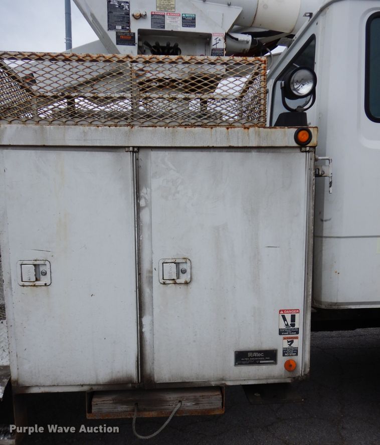 image for item DG6419 2001 Freightliner FL70 bucket truck