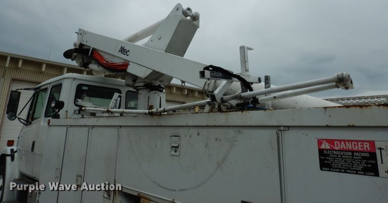 image for item DG6419 2001 Freightliner FL70 bucket truck