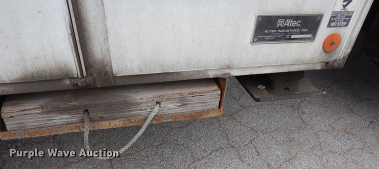 image for item DG6419 2001 Freightliner FL70 bucket truck