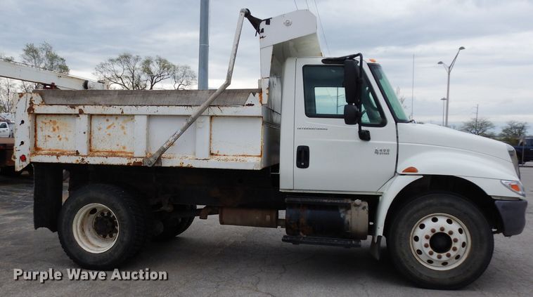 image for item DG6420 2004 International 4400 dump truck