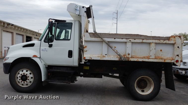 image for item DG6420 2004 International 4400 dump truck
