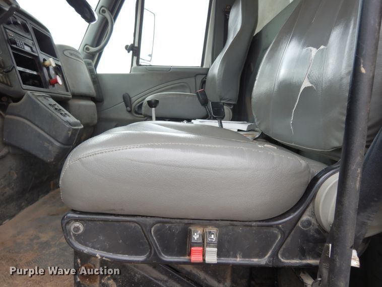 image for item DG6420 2004 International 4400 dump truck