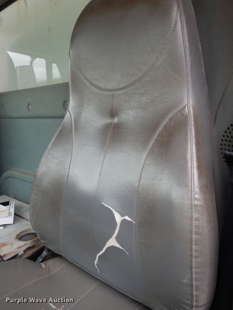 image for item DG6420 2004 International 4400 dump truck