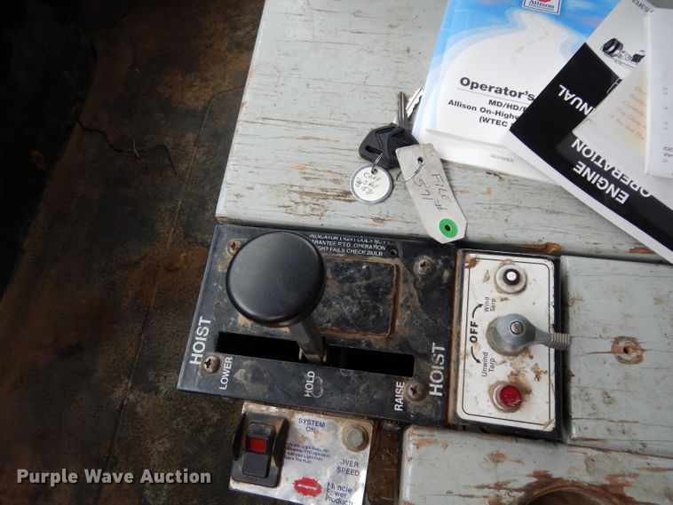 image for item DG6420 2004 International 4400 dump truck