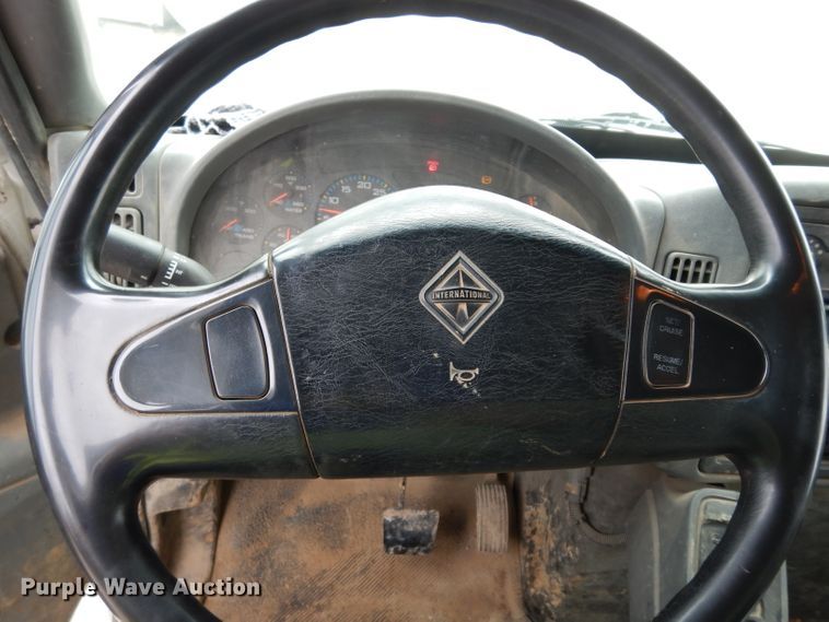 image for item DG6420 2004 International 4400 dump truck